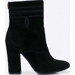 Guess Jeans - Botki. Czarne botki damskie Guess Jeans, z jeansu, bez obcasa, na obcasie. W wyprzedaży za 359.90 zł.