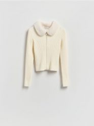 Sweter z futrzanym kołnierzem - kremowy. Białe swetry damskie Reserved, l, bez wzorów, z dzianiny, bez kołnierzyka, bez ramiączek, bez kaptura. Za 159.99 zł.