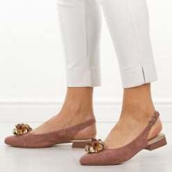 Różowe czółenka damskie M.Daszyński Sa201a-4. Czerwone sandały damskie M.Daszyński, z aplikacjami, z zamszu, bez obcasa, na obcasie, bez zapięcia. W wyprzedaży za 179.10 zł.