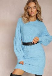 Niebieski Długi Sweter Oversize z Wypukłym Splotem All Over Somet. Niebieskie swetry damskie Renee, bez wzorów, ze splotem, casualowe, bez kołnierzyka, bez ramiączek, długie, bez kaptura. Za 79.99 zł.