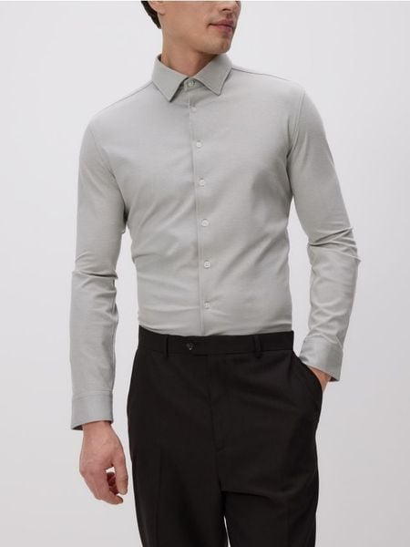 Gładka koszula slim fit - beżowy. Brązowe koszule męskie Reserved, l, bez wzorów, z bawełny, bez kołnierzyka, bez ramiączek. W wyprzedaży za 89.99 zł.