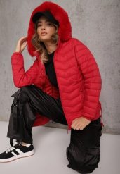 Czerwona Przejściowa Kurtka z Pikowaniem Bocznymi Ściągaczami i Kapturem Fezizia. Czerwone kurtki damskie Renee, l, bez wzorów, z jeansu. Za 159.99 zł.