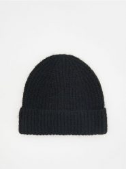 Czapka beanie z domieszką wełny - czarny. Czarne czapki i kapelusze damskie Reserved, bez wzorów, z wełny. W wyprzedaży za 35.99 zł.