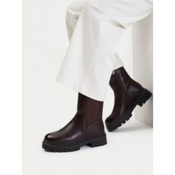 Botki U.S. Polo Assn. Brązowe botki damskie U.S. Polo Assn., bez obcasa, na płaskiej podeszwie, bez zapięcia. Za 299.99 zł.