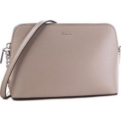 Torebka DKNY - Bryant Dome Cbody R83E3655 Warm Grey WG5. Szare listonoszki damskie DKNY, ze skóry. Za 719.00 zł.