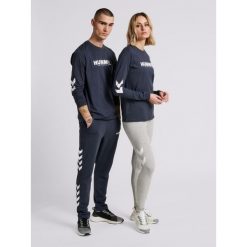 Koszulka z długim rękawem Hummel hmlLEGACY. Niebieskie koszulki sportowe męskie Hummel, m, bez wzorów, bez kołnierzyka, bez ramiączek, na fitness i siłownię. Za 151.00 zł.