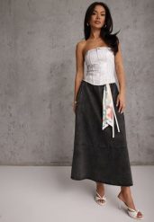 Czarna Bawełniana Spódnica Jeansowa o Rozkloszowanym Kroju z Ozdobnym Paskiem Eatiane. Czarne spódnice damskie Renee, l, bez wzorów, z bawełny, klasyczne, midi, rozkloszowane. Za 179.99 zł.