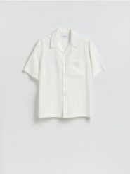 Koszula boxy fit z krótkim rękawem - biały. Białe koszule męskie Reserved, l, bez wzorów, z wiskozy, bez kołnierzyka, bez ramiączek. Za 129.99 zł.