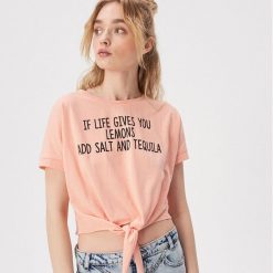 Wiązany t-shirt ze sloganem - Różowy. Czerwone t-shirty damskie Sinsay, l, bez wzorów, bez kołnierzyka. W wyprzedaży za 7.99 zł.