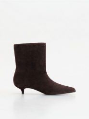 Botki z owczej skóry - ciemnobrązowy. Brązowe botki damskie Reserved, ze skóry, bez obcasa, bez zapięcia. Za 279.99 zł.