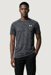 Koszulka crop top Mężczyzna UNDER ARMOUR UA TECH TEXTURED SS. Szare koszulki sportowe męskie Under Armour, m, bez wzorów, z poliesteru, bez kołnierzyka, bez ramiączek, na fitness i siłownię. Za 165.10 zł.