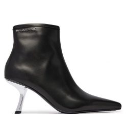 Botki KARL LAGERFELD. Czarne botki damskie KARL LAGERFELD, bez obcasa, na słupku, bez zapięcia. Za 1,059.00 zł.