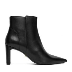 Botki GINO ROSSI. Czarne botki damskie Gino Rossi, bez obcasa, bez zapięcia. Za 459.99 zł.