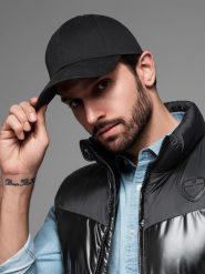 Męska czapka bejsbolówka z daszkiem i ozdobnym haftem – czarna V1 OM-ACCS-0102 - uniwersalny. Czarne czapki i kapelusze męskie Ombre Clothing, bez wzorów, z bawełny, klasyczne. W wyprzedaży za 39.99 zł.