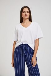 Bluzka damska z dekoltem w serek biała. Białe bluzki damskie MOODO, bez wzorów, bez kołnierzyka. W wyprzedaży za 19.99 zł.