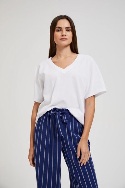 Bluzka damska z dekoltem w serek biała. Białe bluzki damskie MOODO, bez wzorów, bez kołnierzyka. W wyprzedaży za 19.99 zł.