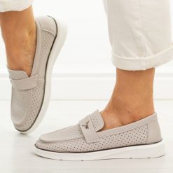 Szare ażuowe skórzane mokasyny damskie Vinceza 93221. Szare mokasyny damskie VINCEZA, z jeansu, biznesowe. W wyprzedaży za 192.72 zł.