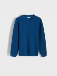 Wiskozowy sweter - granatowy. Niebieskie swetry przez głowę męskie Reserved, l, bez wzorów, z dzianiny, bez kołnierzyka. W wyprzedaży za 59.99 zł.