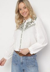 Biało-Zielona Koszula z Bawełny w Stylu Boho Zdobiona Haftem Gonilwen. Białe bluzki damskie Born2be, l, z aplikacjami, z bawełny, boho, bez kołnierzyka, bez ramiączek. Za 109.99 zł.
