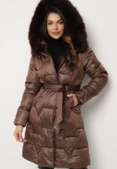 Brązowa Pikowana Kurtka o Długim Kroju Ozdobiona Paskiem i Odpinanym Futerkiem Milirra. Brązowe kurtki damskie Born2be, na zimę, l, bez wzorów, z dzianiny, bez kaptura. Za 229.99 zł.