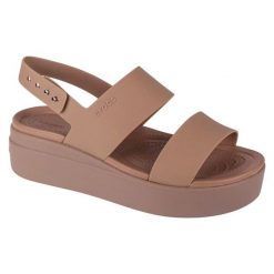 Sandały Crocs Brooklyn Low Wedge 206453-2EL beżowy. Brązowe sandały damskie bez wzorów, bez obcasa, na koturnie, bez zapięcia. Za 356.70 zł.
