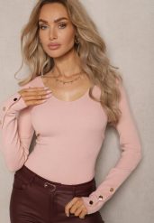 Jasnoróżowy Sweter z Wiskozą Ozdobiony Guzikami z Trójkątnym Dekoltem Attecca. Czerwone swetry damskie Renee, na zimę, m, bez wzorów, z wiskozy, casualowe, bez kołnierzyka, bez ramiączek, bez kaptura. Za 84.99 zł.