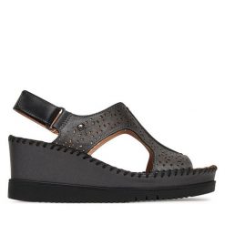 Sandały Pikolinos. Brązowe sandały damskie Pikolinos, bez wzorów, bez obcasa, na koturnie, bez zapięcia. Za 599.99 zł.