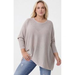 Khaki Sweter Evangeline. Brązowe swetry damskie Born2be, na jesień, xxl, bez wzorów, bez kołnierzyka, bez ramiączek, bez kaptura. Za 89.99 zł.