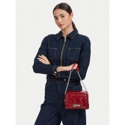 Torebka Guess. Czerwone torebki do ręki damskie Guess, z aplikacjami, bez dodatków. Za 210.99 zł.