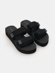 Klapki na platformie z materiałowymi paskami na rzep - czarny. Czarne klapki damskie Sinsay, bez wzorów, z materiału, bez obcasa, na platformie. Za 39.99 zł.