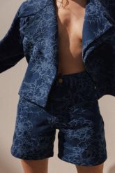 Szorty jeansowe we wzór kwiatowy w kolorze NAVY - TABOO. Niebieskie szorty damskie Marsala, na lato, s, bez wzorów, z bawełny. Za 339.90 zł.