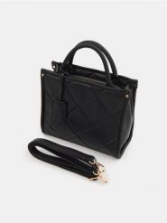 Pikowana torebka kuferek z odpinanym paskiem - czarny. Czarne torebki do ręki damskie Sinsay, bez wzorów, pikowane, bez dodatków. Za 49.99 zł.