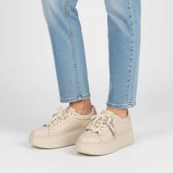 Sneakersy damskie Chebello, cholewka ze skóry naturalnej gładkiej ozdobne sznurowanie z dekoracyjnymi elementami masywna platforma zwiększająca komfo. Brązowe półbuty damskie CheBello, bez wzorów, ze skóry, bez obcasa, na platformie, bez zapięcia. Za 629.00 zł.