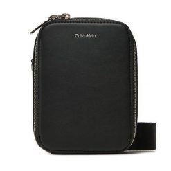 Saszetka Calvin Klein. Czarne saszetki męskie Calvin Klein, młodzieżowe, małe. Za 399.99 zł.