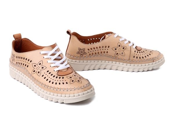 KOCH 168 straw tan, półbuty damskie. Brązowe półbuty damskie KOCH, na lato, w ażurowe wzory, ze skóry, bez obcasa, bez zapięcia. Za 183.68 zł.