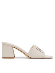 Guess Klapki Gals FLJGAS LEA03 Écru. Białe klapki damskie Guess, z aplikacjami, ze skóry, bez obcasa. Za 679.99 zł.