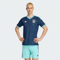Koszulka wyjazdowa Niemcy 26 Authentic. Niebieskie koszulki sportowe męskie Adidas, s, bez wzorów, z materiału, bez kołnierzyka, bez ramiączek, do piłki nożnej, climacool (adidas). Za 454.30 zł.