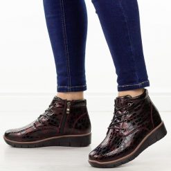 Bordowe botki damskie na koturnie Filippo Dbt3169/25. Czerwone botki damskie Filippo, na jesień, z lakierowanej skóry, eleganckie, z okrągłym noskiem, bez obcasa, na koturnie, bez zapięcia. Za 289.00 zł.