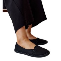 Czarne tenisówki wsuwane eko skóra Wordana. Czarne trampki i tenisówki damskie bez wzorów, z gumy, eleganckie, bez zapięcia. Za 81.83 zł.