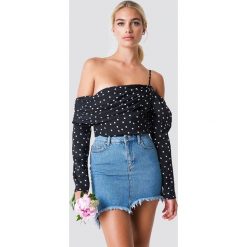 Linn Ahlborg x NA-KD Bluzka na jedno ramię - Black. Bluzki damskie marki Linn Ahlborg x NA-KD. Za 80.95 zł.