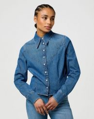 DAMSKA KOSZULA JEANSOWA WRANGLER FEMME PEPLUM SHIRT LIGHT HAND 112370782. Bluzki damskie Wrangler, s, bez wzorów, z jeansu, bez kołnierzyka, bez ramiączek. Za 199.99 zł.