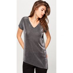 Asymetryczna koszulka - Czarny. T-shirty damskie marki Mohito. W wyprzedaży za 39.99 zł.