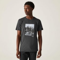 Breezed IV Graphic Print męska koszulka. Szare koszulki sportowe męskie Regatta, m, bez wzorów, z bawełny, bez kołnierzyka, bez ramiączek, trekkingowe. W wyprzedaży za 65.70 zł.