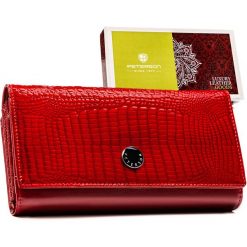 Duży portfel damski ze skóry naturalnej w czerwonym kolorze zamykany na zatrzask - Peterson. Czerwone portfele damskie Peterson, bez wzorów, ze skóry. Za 149.99 zł.