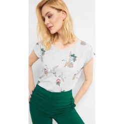 Luźna koszulka ze wzorem. Bluzki damskie marki Orsay. Za 29.99 zł.