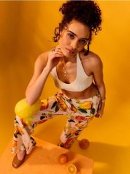 Wiskozowe spodnie wide leg z nadrukiem owocowym - pomarańczowy. Brązowe spodnie materiałowe damskie Sinsay, l, bez wzorów, z wiskozy. Za 39.99 zł.