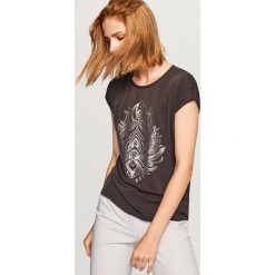 T-shirt z błyszczącym nadrukiem - Jasny szar. T-shirty damskie Reserved. W wyprzedaży za 29.99 zł.