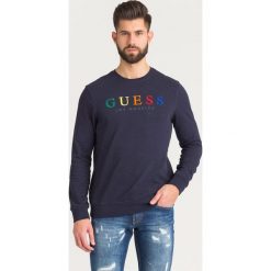 BLUZA JED Guess. Niebieskie bluzy męskie Guess, l, z aplikacjami, z bawełny, bez kaptura. Za 221.40 zł.