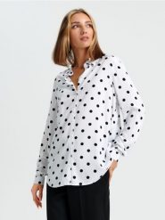 Koszula w grochy - biały. Białe koszule damskie Sinsay, l, bez wzorów, ze skóry, eleganckie, bez kołnierzyka, bez ramiączek. Za 39.99 zł.