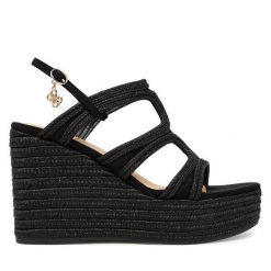 Sandały Guess. Czarne sandały damskie Guess, z aplikacjami, bez obcasa, na koturnie, bez zapięcia. Za 679.99 zł.